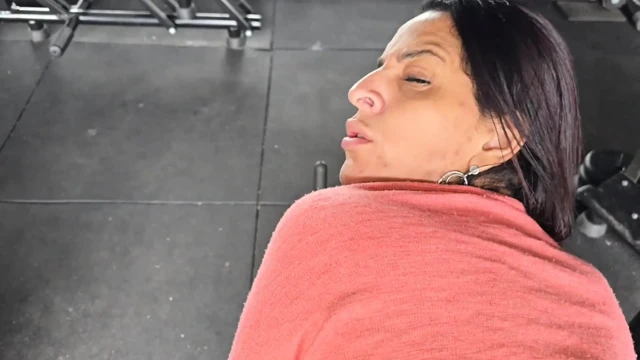 Ateşli kız spor salonunda acımasızca beni sikti, hatta arkadaşlarına göndermek için filme bile çekti.