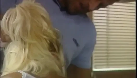 Klasik sarışın orta yaşlı seksi kadın için ağzına boşalma ile çifte penetrasyon