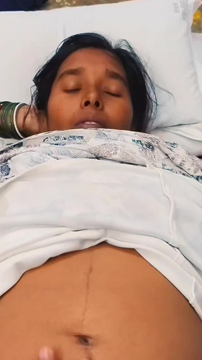 Bahan bhai ke samne aapne kapde utari, Bhai aapne chhote bahan ki chut ki aapni ungliyose ragad raha he - bhabhi… | Clip 1