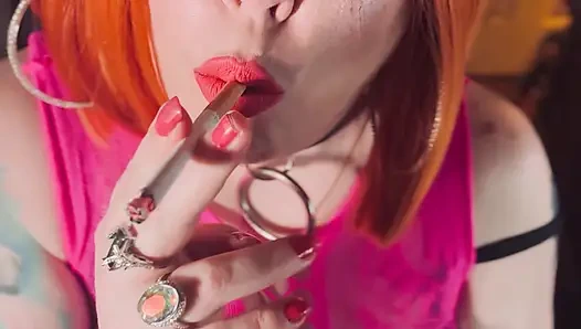 Kızıl iri güzel kadın tina snua bolca sürüklenme, omi, ome ve snap inhales ile mantar sigarası içiyor