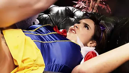 Sürtük görünümlü kızıl saçlı uzun yarakla sikişmeye hazır