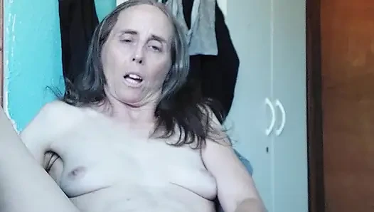 Orta yaşlı seksi kadın ıslak amcığını parmaklıyor yakın çekim
