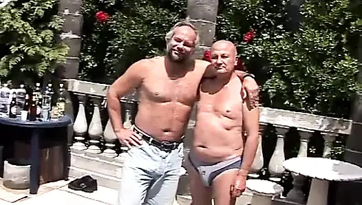 Üç yaşlı domuz havuz kenarında fakir bir kızı vahşi anal dörtlü sekste sikiyor