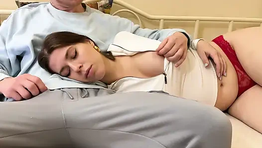 Üvey oğlunu baştan çıkarıyormuş gibi yapıyor