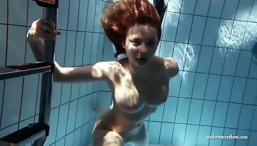 Zuzanna havuzda çıplak ve azgın yüzüyor