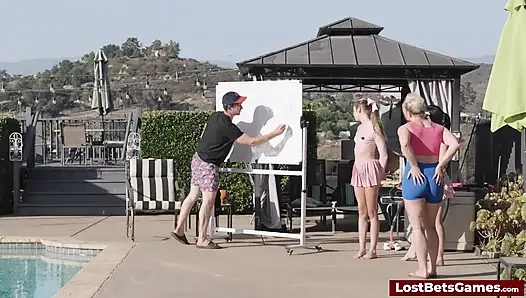 Reality TV kaosundan üç yarışmacıyla çılgın bir striptiz oyunu gösterisine