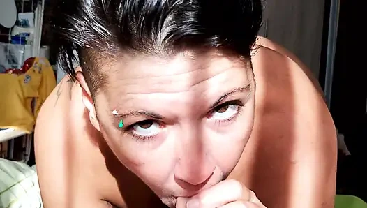 Sabah boşalmak için sakso çekiyor ve yutuyor