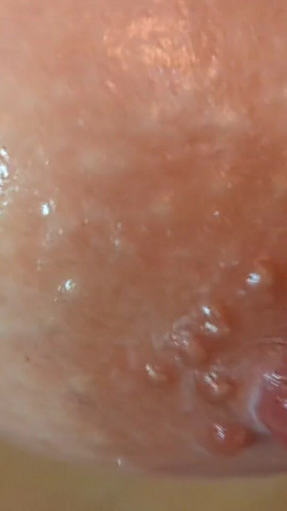 Orta yaşlı seksi karımın duş alırken ve amını tıraş ederken bronzlaşmış vücudunu ve büyük doğal göğüslerini göstermesini izle | Klip 2