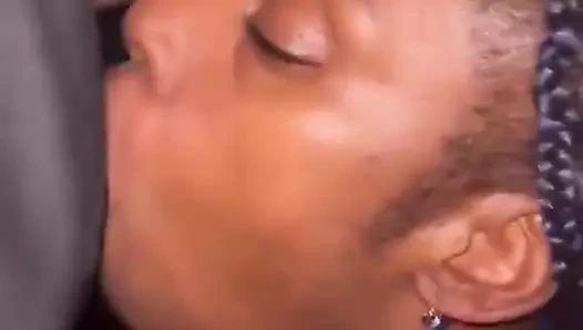 Sürtük evli kadın arkadaşına gösteriş yapıyor