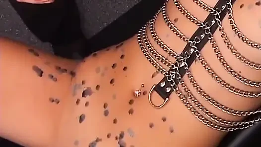 Bağlı esmer orta yaşlı seksi kadın ateşli mum ağdası içinde sırılsıklam