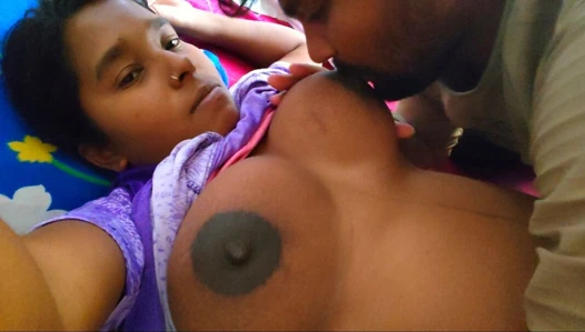 Devar apni hamile yenge ka göğüslerini okşuyor kar raha he - desi ateşli genç yenge güzel meme ucuyla suklıyor.