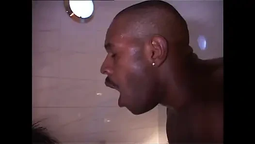 Güzel orta yaşlı seksi kadın saunada canavar siyah yarakla götten sikiliyor ve ağzına boşaltıyor