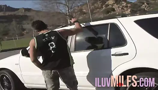 Büyük memeli esmer amcığını yalıyor ve sikiliyor