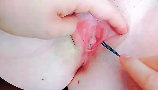 Cımbızla pembe amcığını parçalayarak açıyor