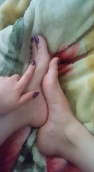 Kız arkadaşın pürüzsüz ve heyecan verici ayakları