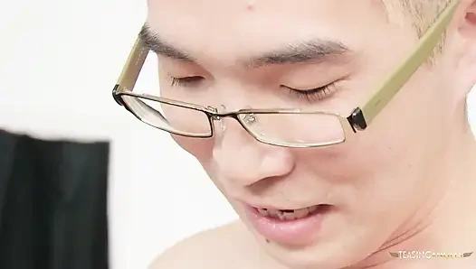 Esmer hatun Asyalı bir adamla ırklararası sert seksin tadını çıkarıyor