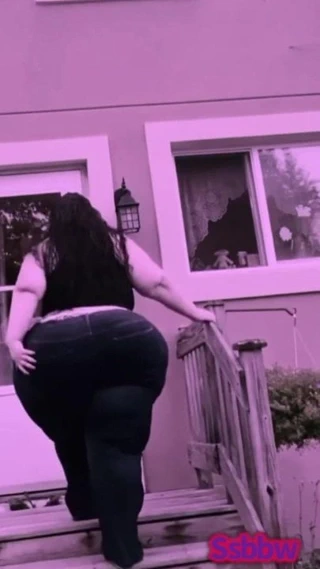 Büyük götlü iri güzel kadın yürüyor