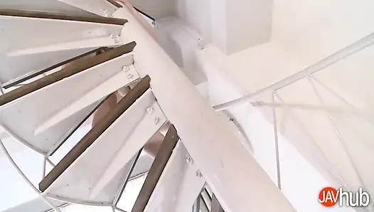 Remon erkek arkadaşını ateşli apartmanda sikiyor