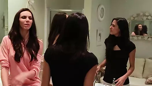 İki muhteşem büyük memeli esmer hatun büyük beyaz yarağı paylaşıyor