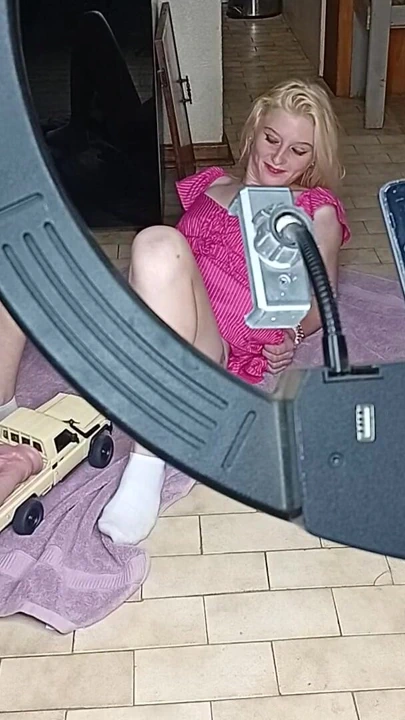 Yapay penisli hintli araba 19 yaşındaki ateşli bluzlu amcığı sikiyor | Klip 1