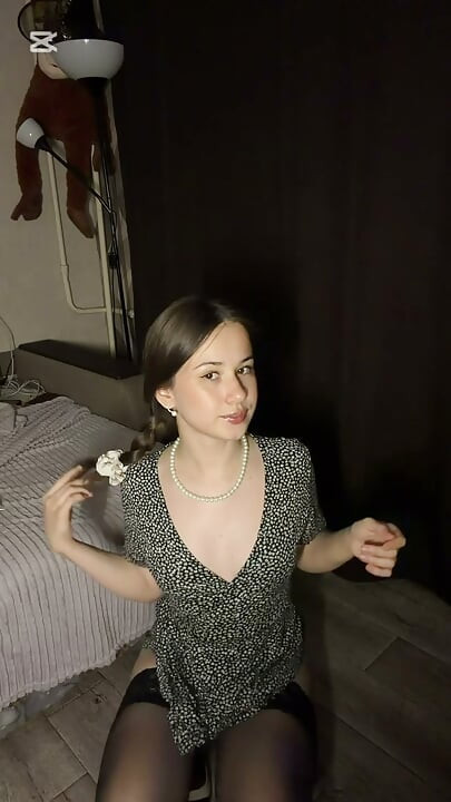 Okul kızı yeni çoraplarını aldı, giyindi ve mastürbasyon yaptı