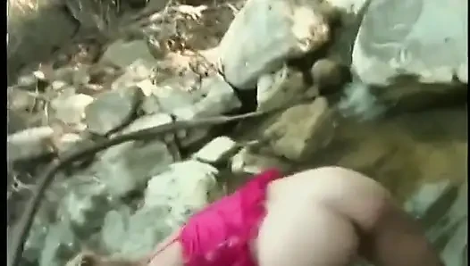 Kırmızı gecelikli güzel sarışın bebek dışarıda sikiliyor, yüzüne döl alıyor