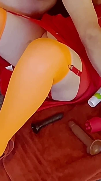 Обязательный для обмена момент из "Бабушки Velma's Sleuthy Трах с кримпаем и спермой 8 5 2024 CAMS35M"