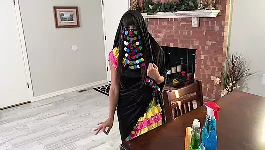 Sasha Pearl - Mısırlı hizmetçi striptiz yapıyor