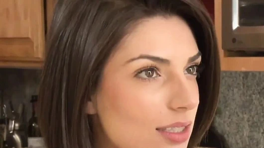 Anne ve kızı biraz aile eğlencesi için aşağı inmeye karar verirler.