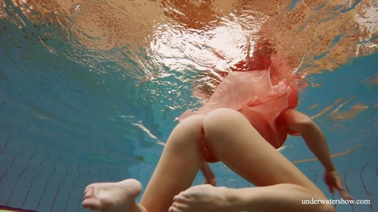 En ateşli Rus mükemmel vücutlu bebek Deniska havuzda