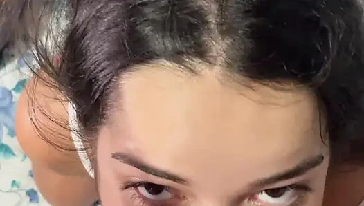 Yumuşak emmek ve damarlı penisin ağızda sertleştiğini hissetmek - Yüz boşalması bölüm 2, VIP'te mevcut.