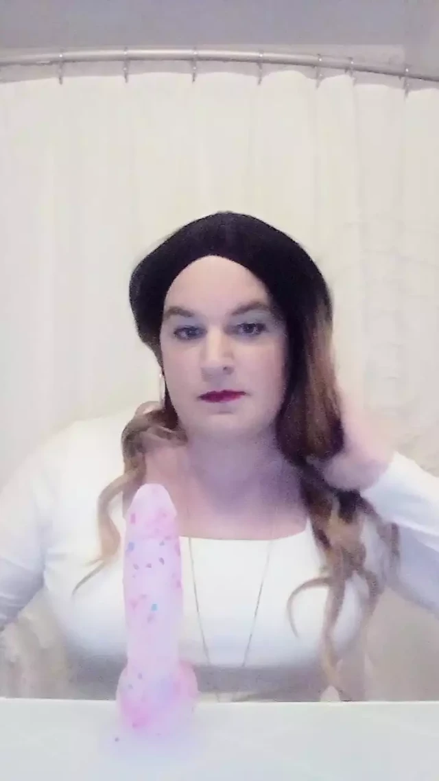 Crossdresser yapay penis ile mücadele ediyor