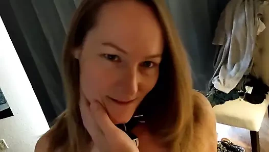 Büyük yarağını emmek ve amımı ovmak için bana çan giydiriyor