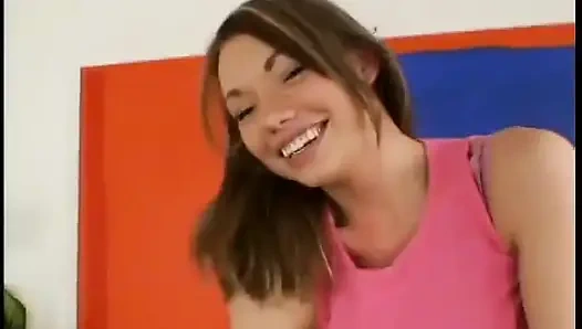 Azgın hatun sert bir yarağa güzel bir oral seks yapmaktan hoşlanıyor
