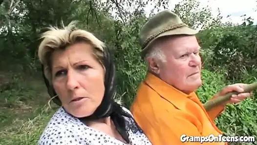 yaşlı çift ile üç yollu genç fahişe