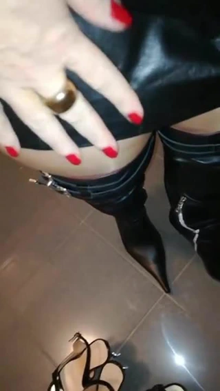 ICH MAL IN LEDER UND NEUEN STIEFEL