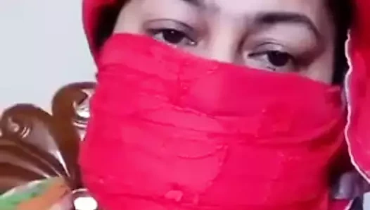 vücut gösteren Bangladeşli kız