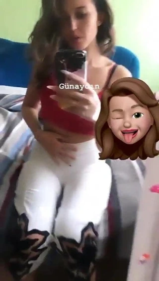 Melodi Azra instagramda costuruyor