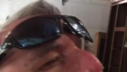 Dağınık yüze boşalma