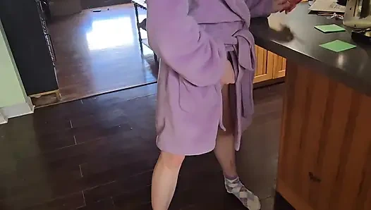 Orta yaşlı seksi kadın karşı sikişmeden önce emiyor ve götüne boşalma