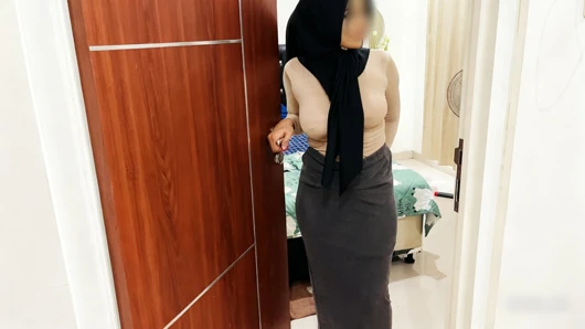 My friend's mother's plump hijab is very seductive