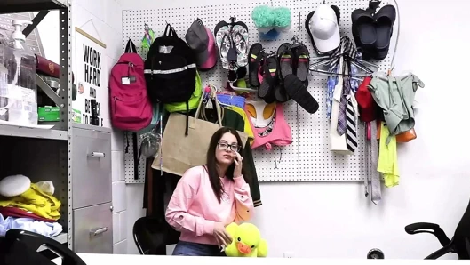 Edepsiz hatun Maddy doldurulmuş bir ördeğin içinde büyük miktarda mücevher soymaya çalışıyor - shoplyfter