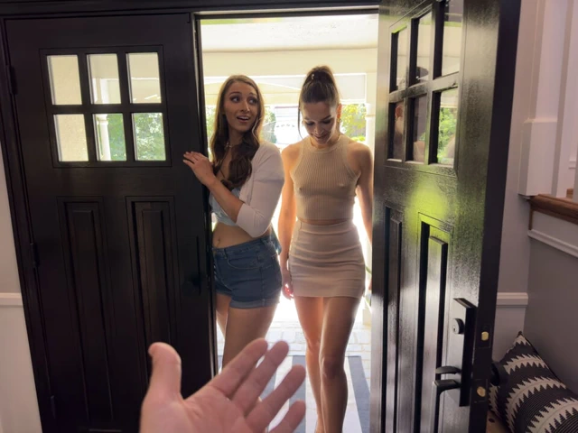 Çaresiz emlakçı ateşli alıcıyı çifte sakso ve paylaşılan yaraklı üçlü grup seks için işe alıyor