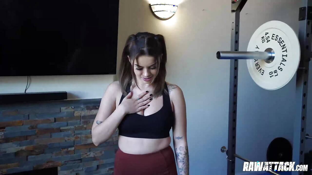 Çarpıcı yuvarlak memeli bella luna yoğun spor salonunda sert seks yapıyor