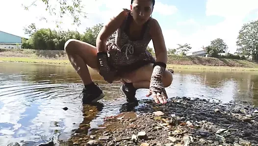 Sıcak yaramaz kız nehir boyunca onu kedi sikikleri