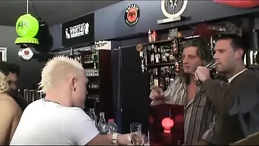 Seksi büyük memeli sarışın bebek gibi olgun yarak... Barda grup seks partisi