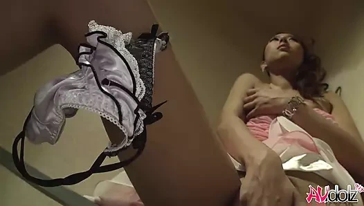 Japon seksi kız Mai Takizawa tuvalette sansürsüz mastürbasyon yapıyor.