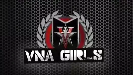 Siri pornstar, mastürbasyon yapmak için sutyenini ve külotunu üzerinde tutar!