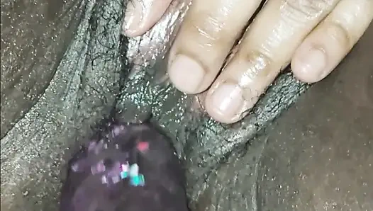 Dildoyla amını okşuyor!