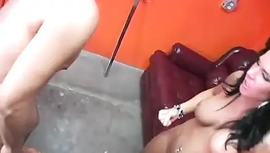 Azgın orta yaşlı seksi kadın kocasının yarağı ve taşaklarıyla oynamadan önce yarak ve taşak emiyor